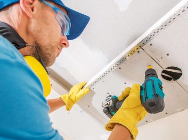 drywall-ceiling-construction-QJGXDUP.jpg